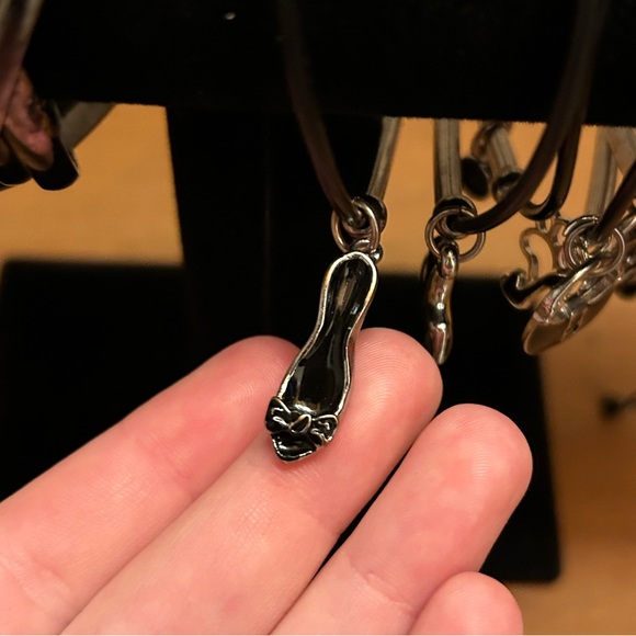 11 Bracelets, 8 charm, 3 metal bangles - Picture 5 of 11